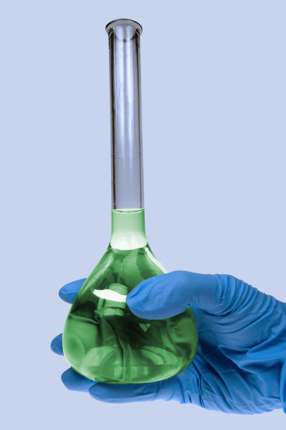 科学家手持绿色液体烧瓶图片下载