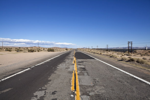 起伏不平的路图片下载