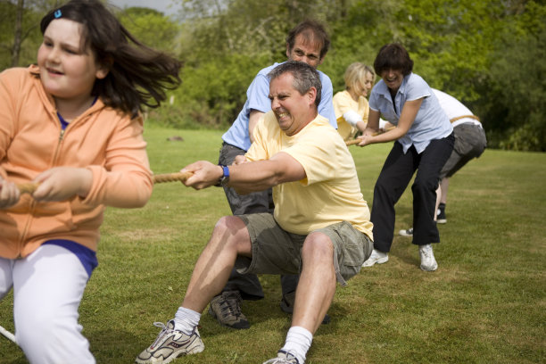 一群老人和年轻人在玩拔河比赛图片下载