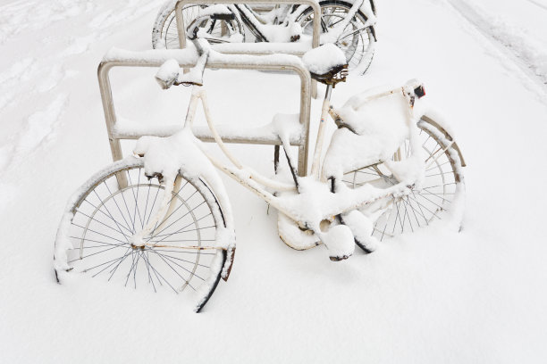 被雪覆盖的自行车图片下载