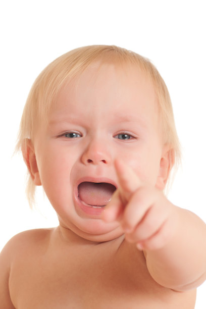 坐在那里尖叫的婴儿用手指着的肖像图片下载
