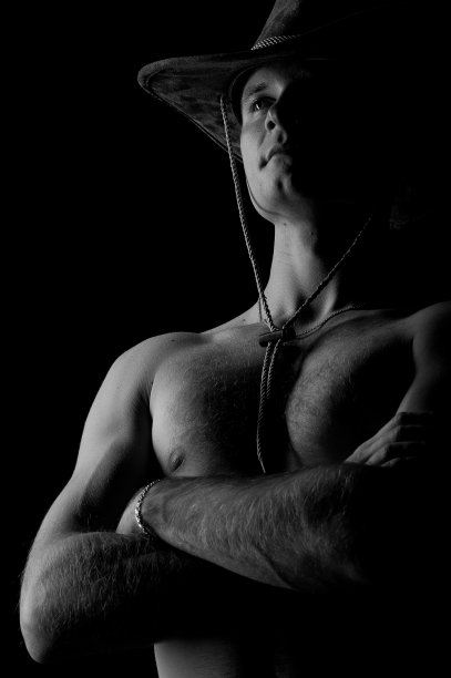 英俊的肌肉男性在黑色背景图片下载