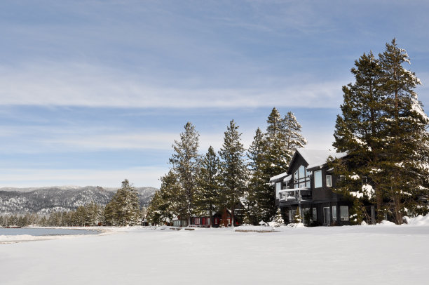 雪山背景的小屋图片下载