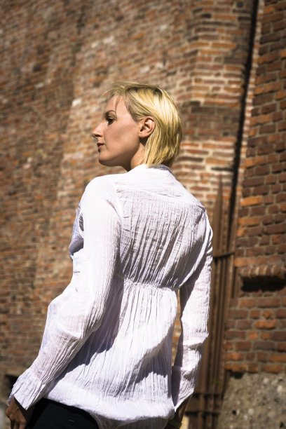 一个美丽的白人女人的后视图图片下载