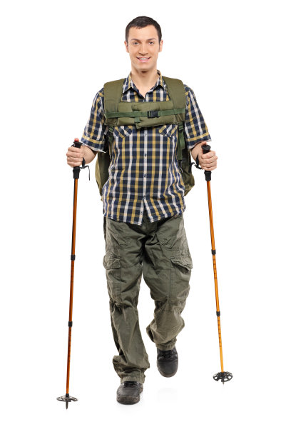 穿着运动装背着背包的男人图片下载