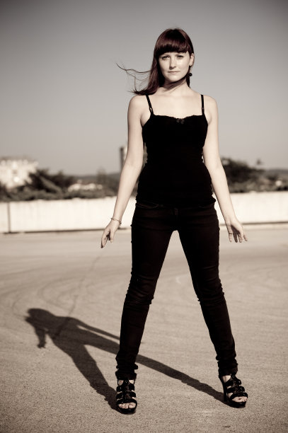 老照片的美丽女孩在户外停车场图片下载