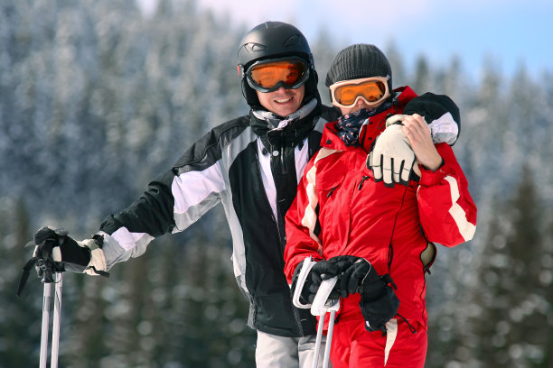 微笑的夫妇在滑雪上的肖像图片下载