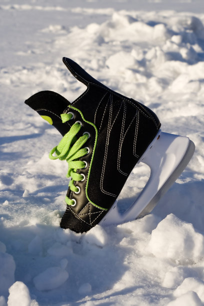 滑冰在雪堆。图片下载