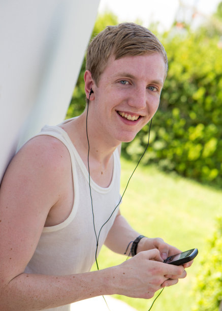 快乐的年轻人听mp3/手机图片下载