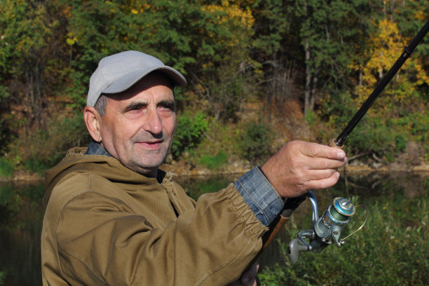 拿着纺丝棒的老渔夫图片下载