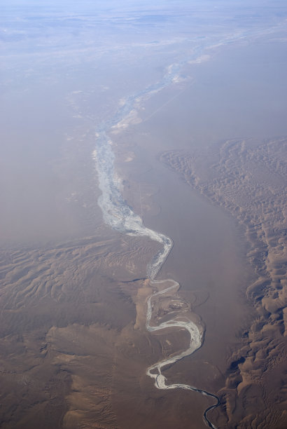 蒙古的河流和沙漠景观图片下载
