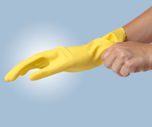 女性戴着黄色手套图片下载
