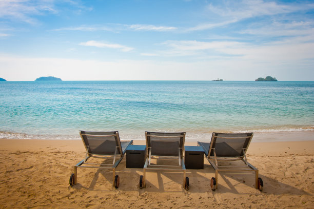 沙滩上的三张躺椅图片下载
