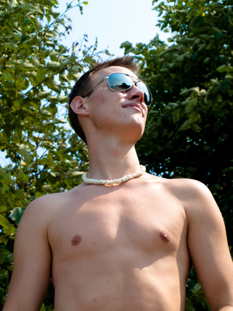 海滩上的年轻人图片下载