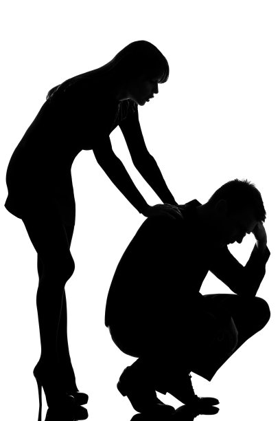 一对夫妻男人伤心，女人关心安慰图片下载