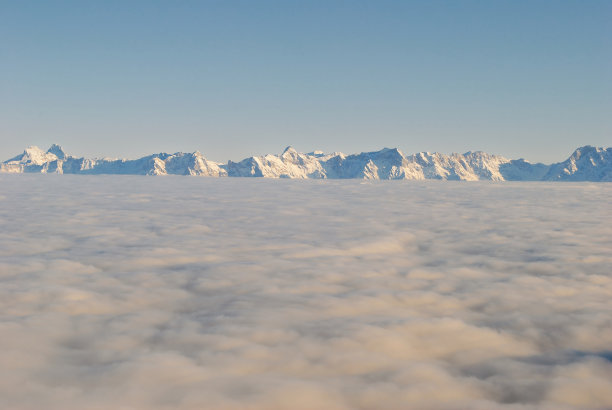 云层之上的山脉图片下载