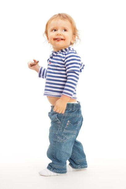 带着巧克力微笑的孩子图片下载