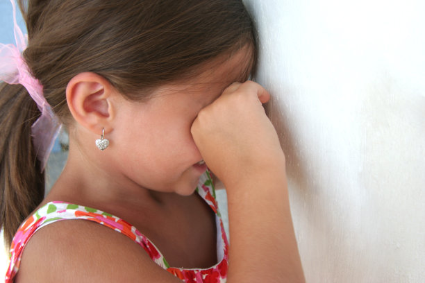 小女孩在玩捉迷藏。图片下载