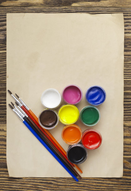 油漆桶和刷子图片下载