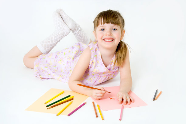 可爱的孩子用彩色蜡笔画，微笑着图片下载