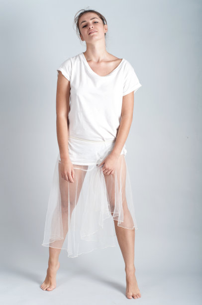 画室里的年轻女子图片下载