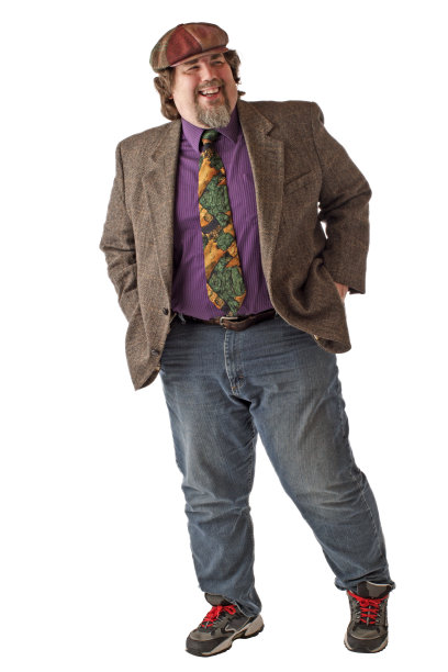 大个子笑着站着，双手插在口袋里图片下载