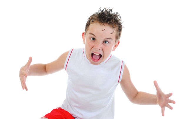 愤怒的小男孩图片下载