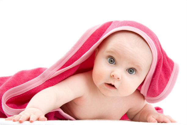 惊讶的孩子看着白色的背景。图片下载