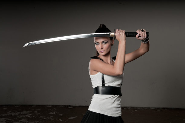 妇女挥舞礼仪剑图片下载