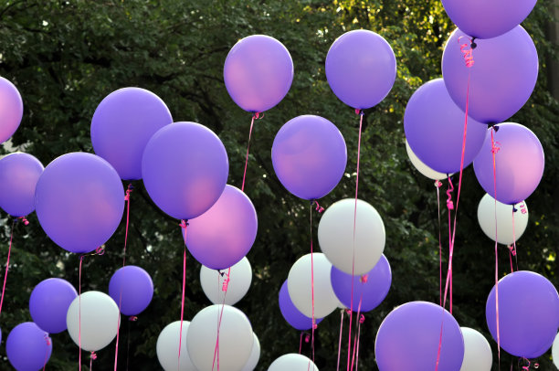 白色和蓝色的气球在城市节日图片下载