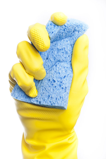 用海绵擦拭黄色手套图片下载