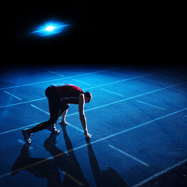 运动员准备在蓝色跑道上起跑图片下载