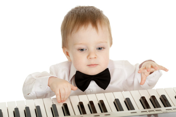 可爱的孩子在玩电子钢琴图片下载