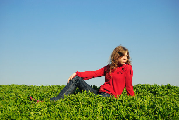 田野里的女孩图片下载