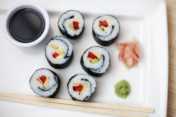 装6片寿司的盘子图片下载