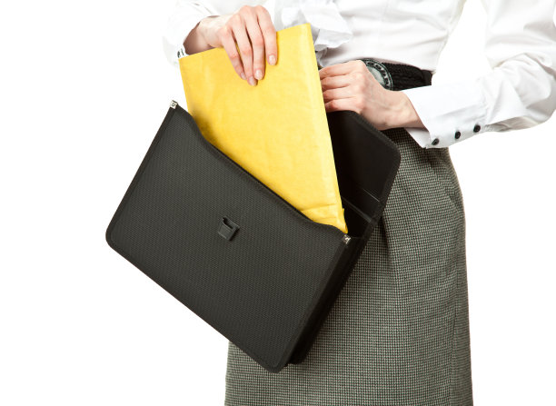 从公文包中取出信件/文件的女商人图片下载