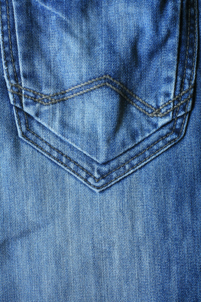 特写后口袋的蓝色牛仔男牛仔裤图片下载