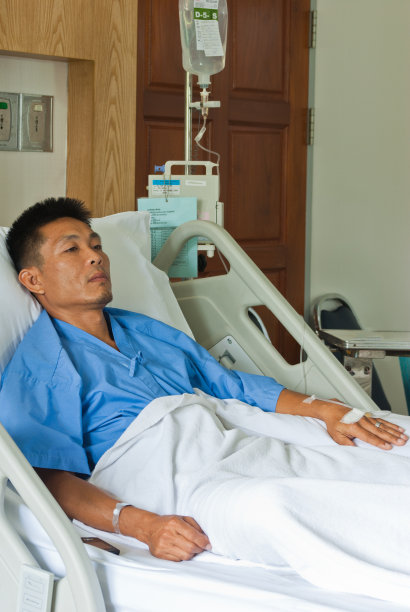 在病床上进行生理盐水静脉注射的病人图片下载