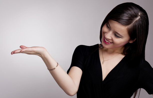 漂亮的女孩为了做广告而出手图片下载