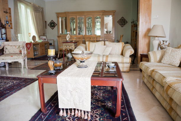 客厅中桌子的近景图片下载