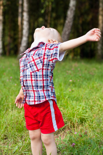 在室外玩耍的兴奋快乐的孩子抬起了头图片下载