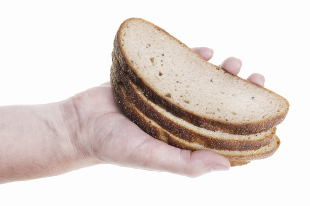 手和黑面包分开图片下载