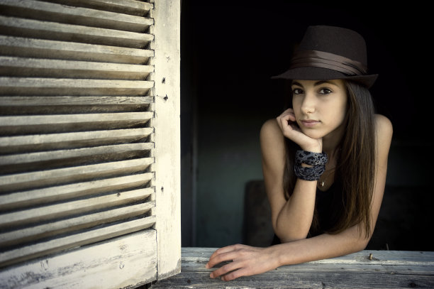 女孩在开着的窗户摆姿势图片下载