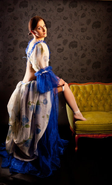 年轻女子穿长统袜图片下载