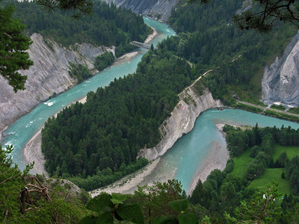 位于瑞士阿尔卑斯山的河流峡谷图片下载