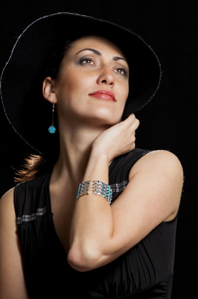 戴黑帽子的女士图片下载