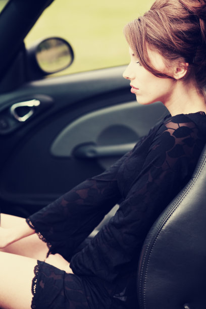 车里的性感女人图片下载