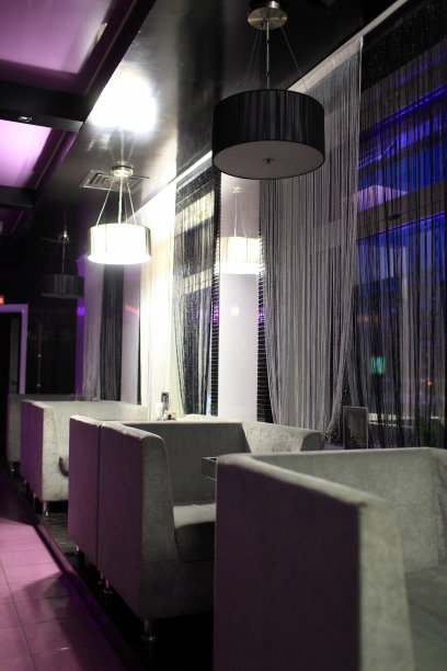 夜晚空无一人的咖啡馆图片下载