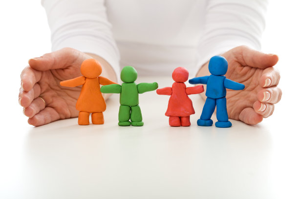 粘土人的家庭由女人的手保护图片下载