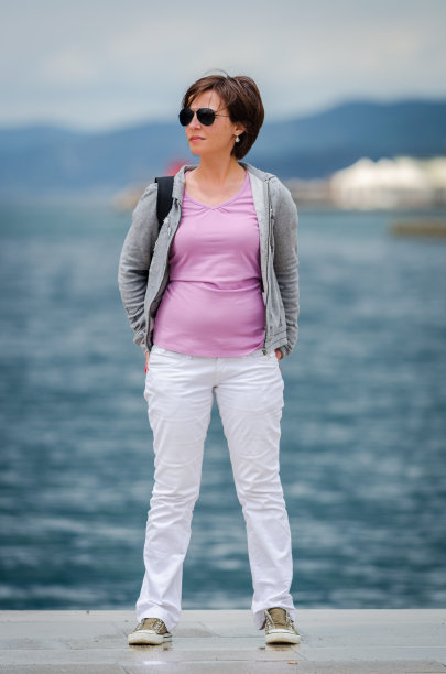 年轻女子肖像图片下载